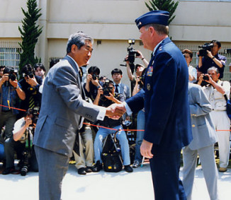 石原知事と在日米軍司令官