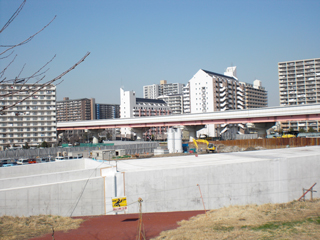 高規格堤防工事が進む中学校街区（平成21年3月）