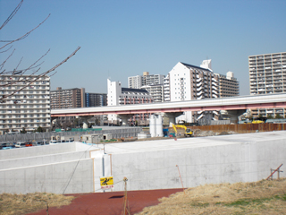 高規格堤防工事が進む中学校街区（平成21年3月）