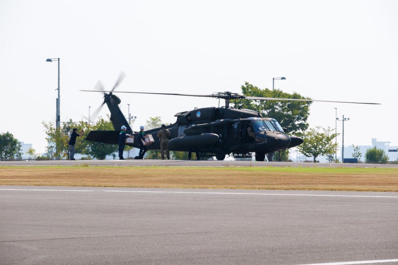 米軍からの支援物資受け渡し