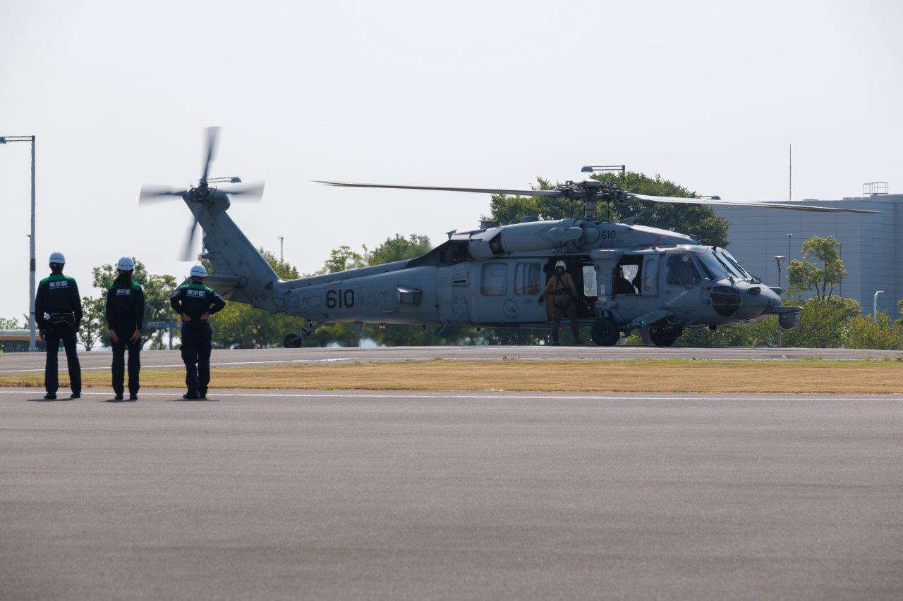 米軍ヘリを迎える東京都職員