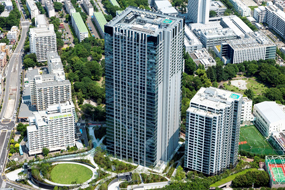 住友不動産株式会社　住友不動産新宿ガーデンタワー　公園と連続した大規模な緑化